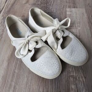 Cloud Footwear White Leather Perforated Floral Ribbon Lace Sneakers EU 37 US 7
